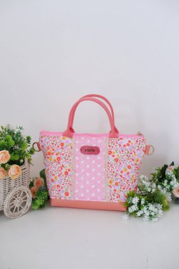 Boş zaman için güzel desenli çanta.
