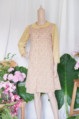 Gündelik kıyafetler için güzel kadın elbiseleri