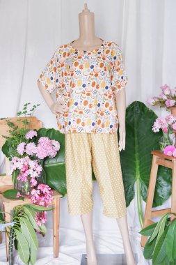 Gündelik giysiler için güzel kadın kıyafetleri