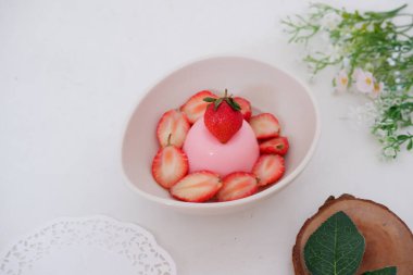 Arka planda çilekli puding