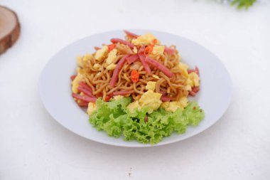 fried noodle crackers with sliced meat and vegetables