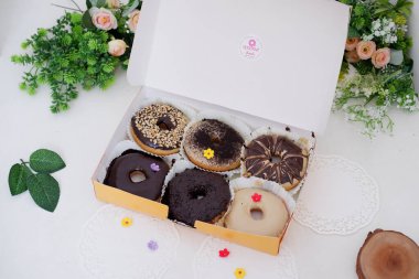 Lezzetli katmanları olan çörekler.