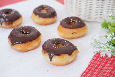 Nefis çikolata kaplı donutlar.