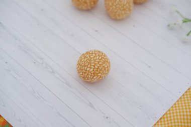 Arkaplan olarak yeşil fasulye dolu yuvarlak pasta