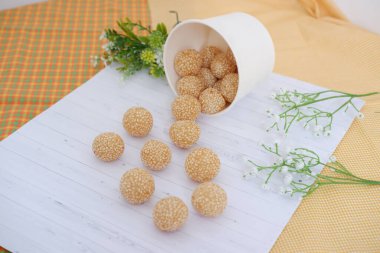 Arkaplan olarak yeşil fasulye dolu yuvarlak pasta