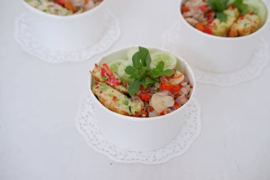 Çırpılmış yumurta ve sebzeli pilav.