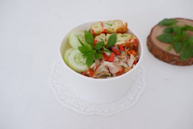 Çırpılmış yumurta ve sebzeli pilav.