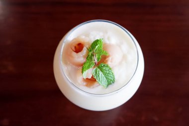 Lezzetli liçi aromalı bir içecek.