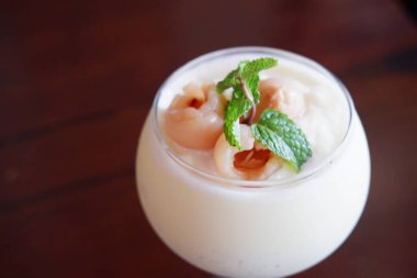 Lezzetli liçi aromalı bir içecek.