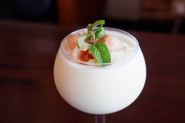 Lezzetli liçi aromalı bir içecek.