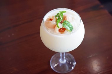 Lezzetli liçi aromalı bir içecek.