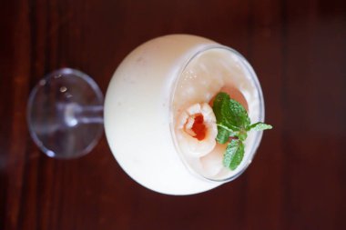 Lezzetli liçi aromalı bir içecek.