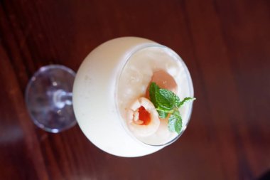 Lezzetli liçi aromalı bir içecek.