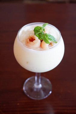 Lezzetli liçi aromalı bir içecek.