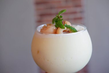 Lezzetli liçi aromalı bir içecek.