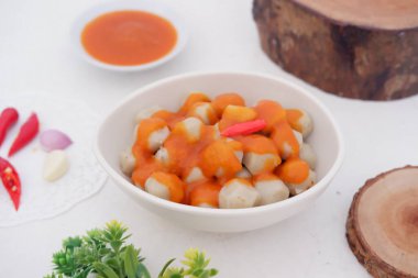 Arka plan olarak soslu küçük köfteler.