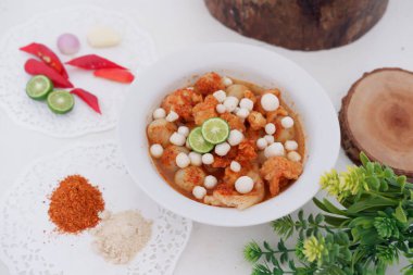 Arka planda fıstık krakerleri olan köfteler.