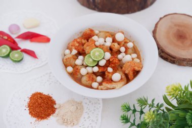 Arka planda fıstık krakerleri olan köfteler.