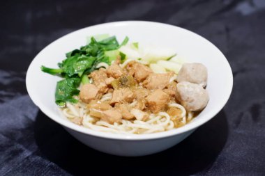 Arkaplan olarak Endonezya usulü basit tavuk eriştesi