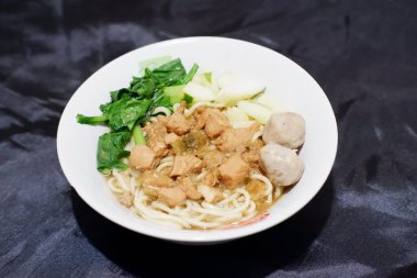 Arkaplan olarak Endonezya usulü basit tavuk eriştesi