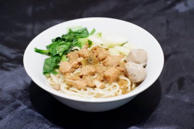 Arkaplan olarak Endonezya usulü basit tavuk eriştesi