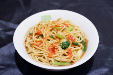 Arkaplan olarak Endonezya usulü basit tavuk eriştesi