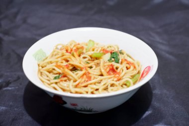 Arkaplan olarak Endonezya usulü basit tavuk eriştesi