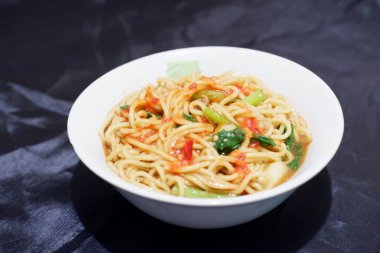 Arkaplan olarak Endonezya usulü basit tavuk eriştesi