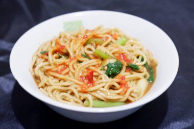 Arkaplan olarak Endonezya usulü basit tavuk eriştesi