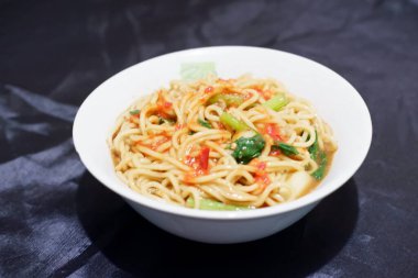 Arkaplan olarak Endonezya usulü basit tavuk eriştesi