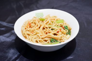 Arkaplan olarak Endonezya usulü basit tavuk eriştesi