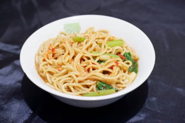 Arkaplan olarak Endonezya usulü basit tavuk eriştesi