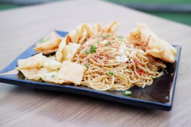 Arka planda kraker ve kızarmış erişte.