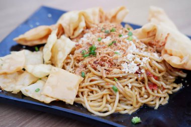 Arka planda kraker ve kızarmış erişte.