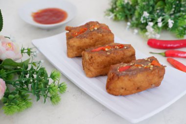 Et ile doldurulmuş baharatlı kızarmış tofu.