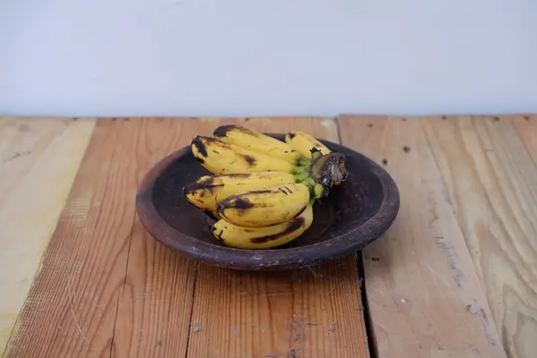 Ένα Μάτσο Μπανάνες Ξύλινο Μπωλ Πάνω Ξύλινο Τραπέζι Επιλεκτική Εστίαση — Φωτογραφία Αρχείου