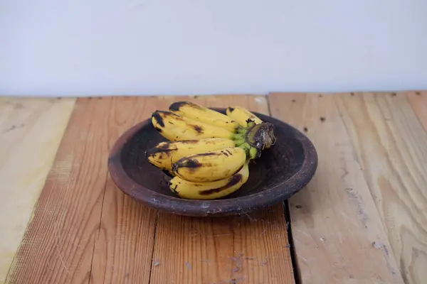 Ένα Μάτσο Μπανάνες Ξύλινο Μπωλ Πάνω Ξύλινο Τραπέζι Επιλεκτική Εστίαση — Φωτογραφία Αρχείου
