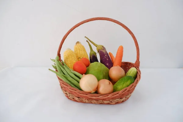 Panier Légumes Frais Sur Fond Blanc Aliments Sains — Photo