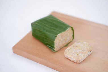 Tempeh ile vegan yemeği hazırlıyorum.