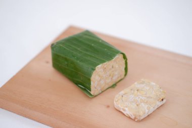 Tempeh ile vegan yemeği hazırlıyorum.