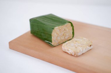 Tempeh ile vegan yemeği hazırlıyorum.