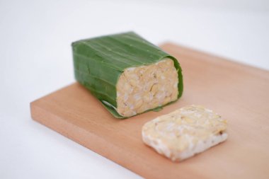 Tempeh ile vegan yemeği hazırlıyorum.