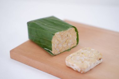 Tempeh ile vegan yemeği hazırlıyorum.