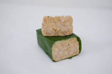 Tempeh ile vegan yemeği hazırlıyorum.