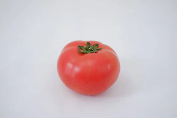Tomate Auf Weißem Hintergrund Nahaufnahme Isoliert — Stockfoto