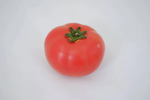 白い背景のトマト クローズアップ 孤立した — ストック写真