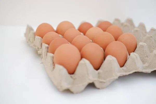 Eieren Een Kartonnen Doos Een Witte Achtergrond — Stockfoto