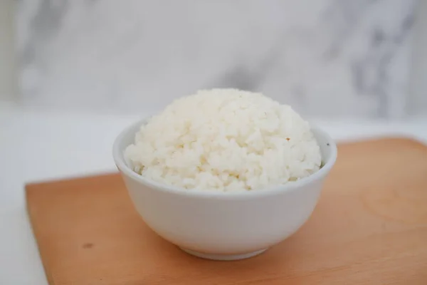 Μαγειρεμένο Ρύζι Λευκό Μπολ Ξύλινη Σανίδα Επιλεκτική Εστίαση — Φωτογραφία Αρχείου