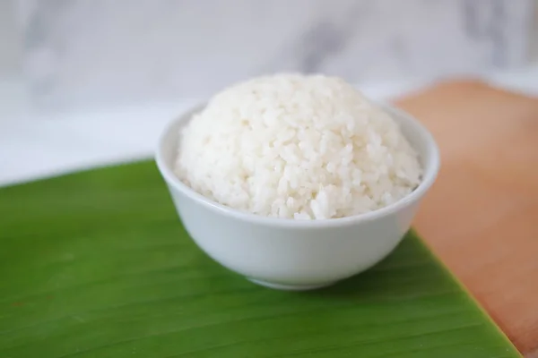 Μαγειρεμένο Ρύζι Λευκό Μπολ Ξύλινη Σανίδα Επιλεκτική Εστίαση — Φωτογραφία Αρχείου