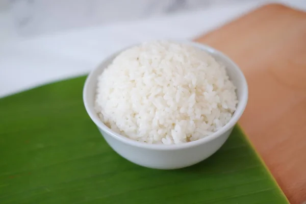 Gekochter Reis Einer Weißen Schüssel Auf Einem Holzbrett Selektiver Fokus — Stockfoto